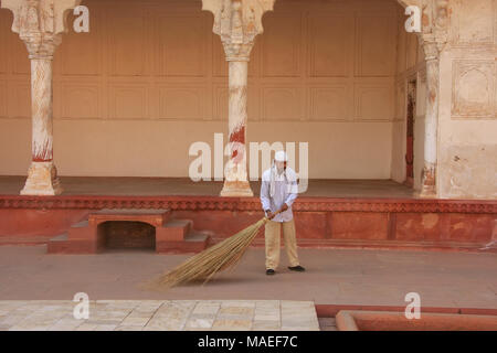 Arbeiter kehren in Anguri Bagh (Traube Garten) in Agra Fort, Uttar Pradesh, Indien. Das Fort wurde in erster Linie als eine militärische Struktur gebaut, wurde aber später Stockfoto