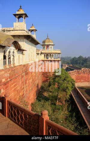 Blick auf Musamman Burj in Agra Fort, Uttar Pradesh, Indien. Das Fort wurde in erster Linie als militärische Struktur gebaut, wurde aber später zu einem Palast aufgerüstet. Stockfoto