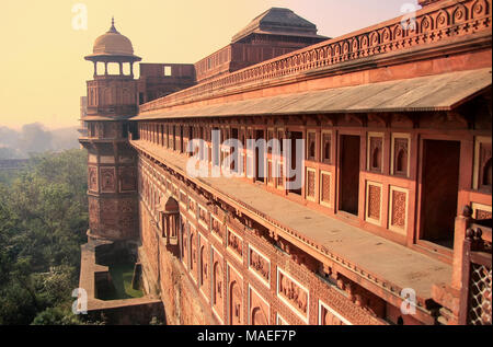 Die Außenseite des Jahangiri Mahal in Agra Fort, Uttar Pradesh, Indien. Das Fort wurde in erster Linie als militärische Struktur gebaut, wurde aber später zu einem Pala aktualisiert Stockfoto