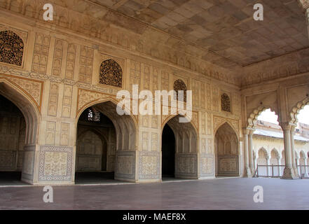 Diwan-I-Khas (Halle des privaten Publikum) in Agra Fort, Uttar Pradesh, Indien. Das Fort wurde in erster Linie als militärische Struktur gebaut, wurde aber später Upgra Stockfoto