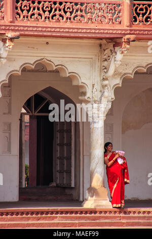 Frau, die in Anguri Bagh (Grape Garden), Agra Fort, Uttar Pradesh, Indien. Das Fort wurde in erster Linie als militärische Struktur gebaut, wurde aber später Upg. Stockfoto