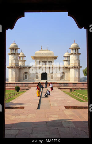 Gerahmte Blick auf Itimad-Ud-Daulah Mausoleum in Agra, Uttar Pradesh, Indien. Dieses Grab wird oft als Entwurf des Taj Mahal angesehen. Stockfoto