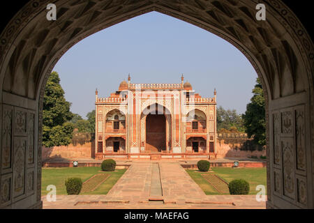 Eingangstor vom Inneren des Itimad-Ud-Daulah Mausoleum in Agra, Uttar Pradesh, Indien. Dieses Grab wird oft als Entwurf des Taj Mahal angesehen. Stockfoto