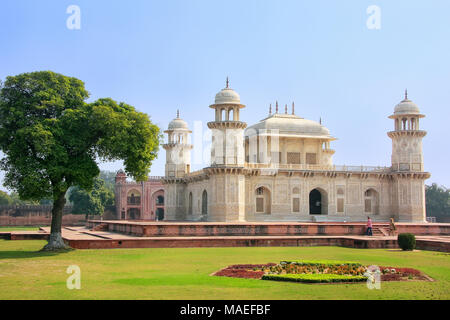 Tomb of Itimad-Ud-Daulah in Agra, Uttar Pradesh, Indien. Dieses Grab wird oft als Entwurf des Taj Mahal angesehen. Stockfoto