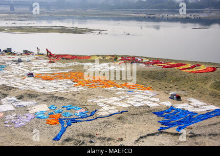 Wäsche trocknen auf dem Ufer des Yamuna River in Agra, Uttar Pradesh, Indien. Agra ist eine der bevölkerungsreichsten Städte in Uttar Pradesh. Stockfoto