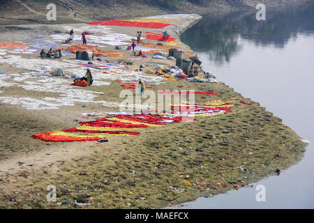 Wäsche trocknen auf dem Ufer des Yamuna River in Agra, Uttar Pradesh, Indien. Agra ist eine der bevölkerungsreichsten Städte in Uttar Pradesh. Stockfoto