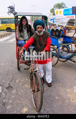 Lokale Mann, der fahrradrikscha mit einem Touristen in Agra, Uttar Pradesh, Indien. Agra ist eines der bevölkerungsreichsten Städte in Uttar Pradesh Stockfoto