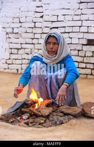 Die Frau, die mit trockenen Kuhmist in Taj Ganj Nachbarschaft von Agra, Uttar Pradesh, Indien Feuer. Ein Nachteil dieser Art von Kraftstoff wird erhöht Stockfoto