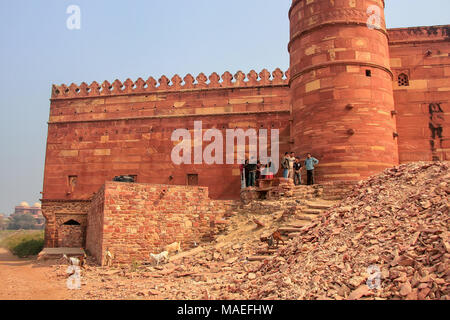 Die Leute draußen stehen von den Wänden der Jama Masjid in Fatehpur Sikri, Uttar Pradesh, Indien. Die Moschee wurde im Jahre 1648 von Kaiser Shah Jahan erbaut und de Stockfoto