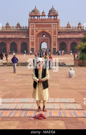 Lokale Mann stand im Innenhof der Jama Masjid in Fatehpur Sikri, Uttar Pradesh, Indien. Die Moschee wurde im Jahre 1648 von Kaiser Shah Jahan erbaut und ded Stockfoto