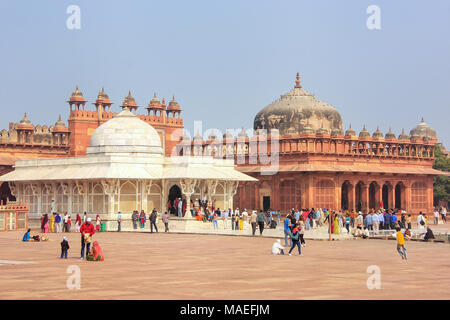 Grab von Salim Chishti im Innenhof der Jama Masjid in Fatehpur Sikri, Uttar Pradesh, Indien. Das Grab ist als eines der schönsten Beispiele der berühmten Mugh Stockfoto