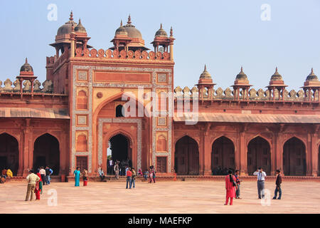 Innenhof der Jama Masjid in Fatehpur Sikri, Uttar Pradesh, Indien. Die Moschee wurde im Jahre 1648 von Kaiser Shah Jahan erbaut und seiner Tochter Ja gewidmet Stockfoto