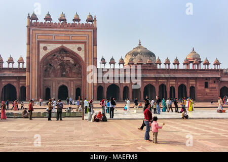 Touristen gehen in den Innenhof der Jama Masjid in Fatehpur Sikri, Uttar Pradesh, Indien. Die Moschee wurde im Jahre 1648 von Kaiser Shah Jahan und Dedic gebaut. Stockfoto