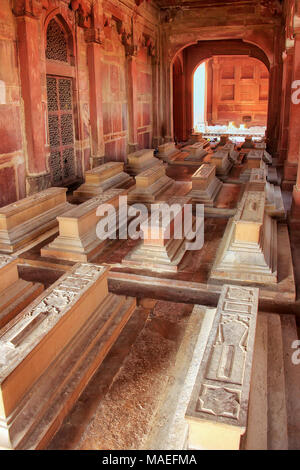 Gräber in Jama Masjid in Fatehpur Sikri, Uttar Pradesh, Indien. Die Moschee wurde im Jahre 1648 von Kaiser Shah Jahan erbaut und seiner Tochter Ja gewidmet Stockfoto