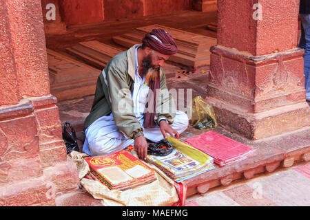 Lokaler Mann, Waren zu verkaufen, im Innenhof der Jama Masjid in Fatehpur Sikri, Uttar Pradesh, Indien. Die Moschee wurde im Jahre 1648 von Kaiser Shah Jahan eine gebaut Stockfoto