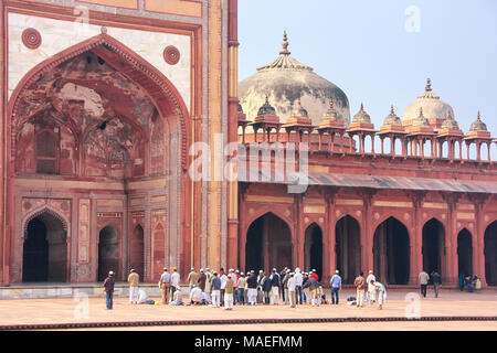 Männer im Innenhof der Jama Masjid in Fatehpur Sikri, Uttar Pradesh, Indien zu beten. Die Moschee wurde im Jahre 1648 von Kaiser Shah Jahan erbaut und eingeweiht Stockfoto