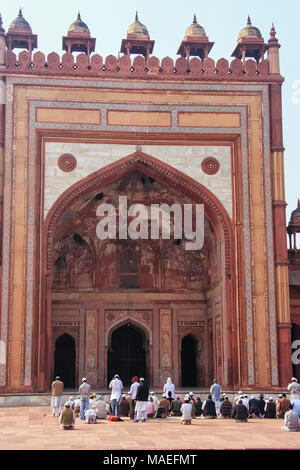 Männer im Innenhof der Jama Masjid in Fatehpur Sikri, Uttar Pradesh, Indien zu beten. Die Moschee wurde im Jahre 1648 von Kaiser Shah Jahan erbaut und eingeweiht Stockfoto