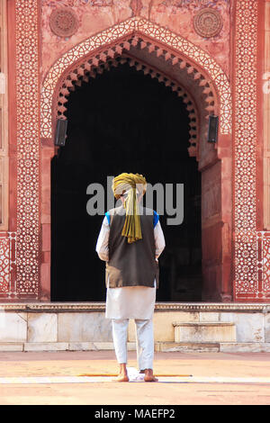 Lokaler Mann im Innenhof der Jama Masjid in Fatehpur Sikri, Uttar Pradesh, Indien zu beten. Die Moschee wurde im Jahre 1648 von Kaiser Shah Jahan und Dedi gebaut Stockfoto