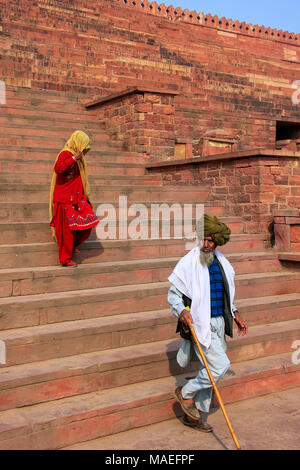 Die lokalen Menschen zu Fuß die Treppe runter von Jama Masjid in Fatehpur Sikri, Uttar Pradesh, Indien. Die Moschee wurde im Jahre 1648 von Kaiser Shah Jahan erbaut und Stockfoto