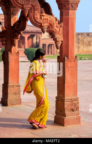 Frau im Kiosk der Astrologe in Fatehpur Sikri, Uttar Pradesh, Indien. Fatehpur Sikri ist einer der am besten erhaltenen Beispiele der Mughal Architekt Stockfoto