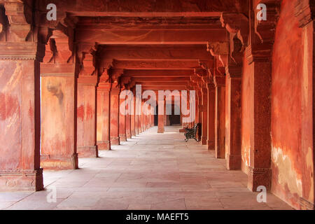 Kolonnaden des Panch Mahal in Fatehpur Sikri, Uttar Pradesh, Indien. Fatehpur Sikri ist einer der am besten erhaltenen Beispiele der Mughal Architektur in Indien Stockfoto