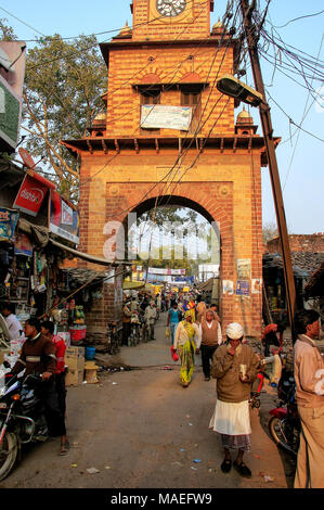 Menschen vor Ort zu Fuß durch Straßenmarkt in Fatehpur Sikri, Uttar Pradesh, Indien. Die Stadt wurde im Jahre 1569 durch die Mughal Kaiser Akbar und Serv gegründet. Stockfoto