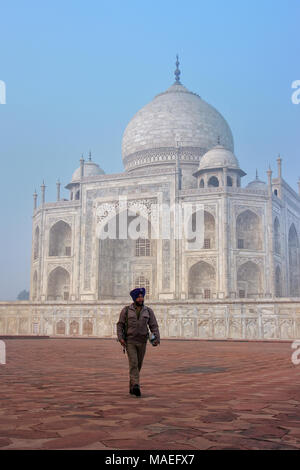 Guard gehen mit Taj Mahal in Agra, Uttar Pradesh, Indien. Taj Mahal wurde als UNESCO-Weltkulturerbe im Jahr 1983 bezeichnet. Stockfoto