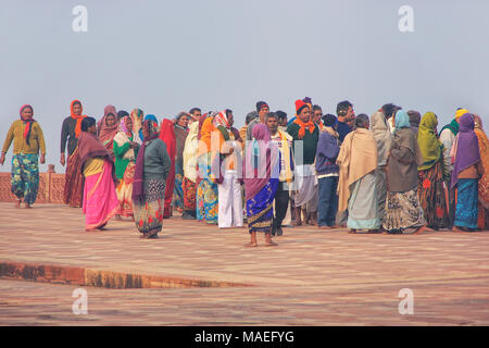 Gruppe von Menschen zu Fuß am Taj Mahal Komplex in Agra, Uttar Pradesh, Indien. Taj Mahal wurde 1983 zum UNESCO-Weltkulturerbe erklärt. Stockfoto