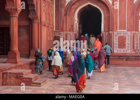 Gruppe von Menschen zu Fuß am Taj Mahal Komplex in Agra, Uttar Pradesh, Indien. Taj Mahal wurde 1983 zum UNESCO-Weltkulturerbe erklärt. Stockfoto