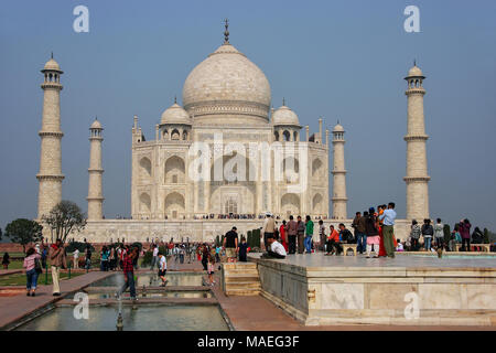 Touristen, Taj Mahal in Agra, Uttar Pradesh, Indien. Taj Mahal wurde als UNESCO-Weltkulturerbe im Jahr 1983 bezeichnet. Stockfoto