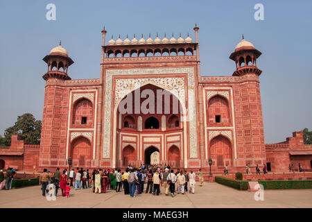 Touristen stehen in der Nähe von Darwaza-i-Rauza (große Tor) in Chowk-i Jilo Khana Hof, Taj Mahal Komplex, Agra, Indien. Das Tor ist der Haupteingang zum Stockfoto