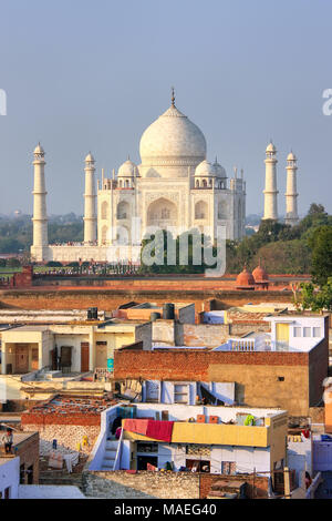 Dächer von Taj Ganj Nachbarschaft und Taj Mahal in Agra, Indien. Taj Mahal wurde 1632 von Kaiser Shah Jahan als ein Denkmal für seine zweite Frau Mu bauen Stockfoto