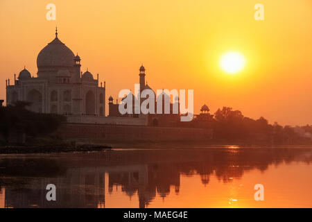 Taj Mahal spiegelt sich im Fluss Yamuna bei Sonnenuntergang in Agra, Indien. Es wurde 1632 von den Großmogul Shah Jahan beauftragt, das Grab von seinem Fa Haus Stockfoto