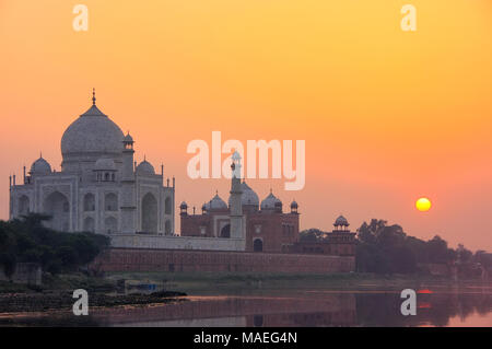 Taj Mahal spiegelt sich im Fluss Yamuna bei Sonnenuntergang in Agra, Indien. Es wurde 1632 von den Großmogul Shah Jahan beauftragt, das Grab von seinem Fa Haus Stockfoto