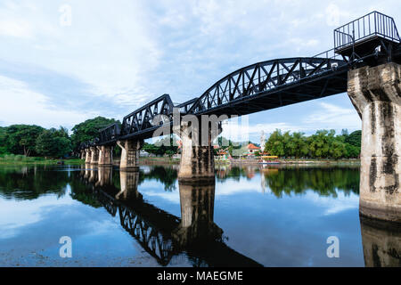 Die Brücke am Kwai in der Dämmerung, in Kanchanaburi, Thailand. Stockfoto