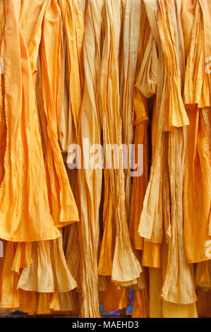 Gelbe Baumwolle Streifen Tuch Batik Stoff in Bali. Stockfoto