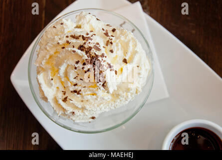Weiße Vanille Creme mit Zimt Flocke auf der Oberseite Stockfoto