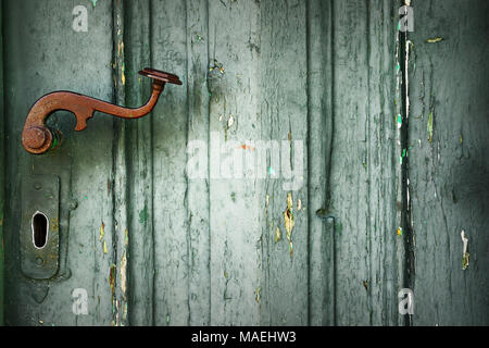 Detail der alten Tür mit metallischen rostiger Riegel auf grünes Holz Plank Stockfoto