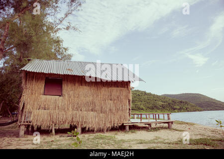 Reetdachhaus am Strand in der Nähe von Mangrovenwäldern Stockfoto