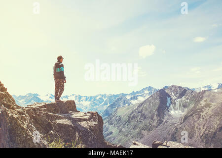 Ein Mann steht auf einem Berg Stockfoto