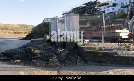 Kunststoff Umweltverschmutzung auf Cornwall Strand, kleine Stücke von Kunststoff littering die Küste. Stockfoto