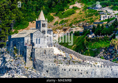 Die Kirche St. Peter (Chiesa di San Pietro) und das Castello Doria befinden sich auf einer felsigen Landzunge. Porto Venere, La Spezia, Italien Stockfoto