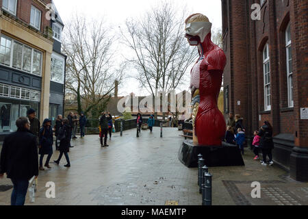 Damien Hirst Skulptur 'Lied' auf temporäre Anzeige in St. Georges Street außerhalb der Norwich Universität der Künste, Norwich, Norfolk, Großbritannien Stockfoto