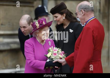 Königin Elizabeth II. lächelt, als sie die Hände schüttelt mit dem Dekan von Windsor David Conner Nach dem Ostern Mattins Service im St George's Kapelle, Schloss Windsor, Windsor. Stockfoto