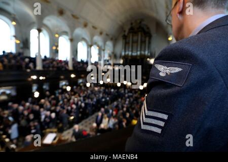 Eine allgemeine Ansicht der RAF Insignia während der Gründer, der 100-Jahrfeier der Gründung der Royal Air Force im St Clement Danes Kirche zu gedenken, in London. Stockfoto