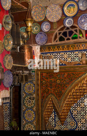 Marokko, Fes, Fes el Bali, Medina, Interieur der Antiquitäten Shop im historischen Haus gelegen, bestand auf zellij Kachelofen angezeigt Stockfoto