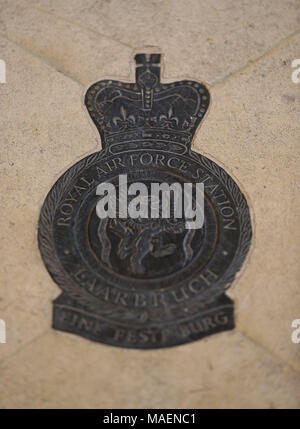 Eine allgemeine Ansicht der RAF Insignia während der Gründer, der 100-Jahrfeier der Gründung der Royal Air Force im St Clement Danes Kirche zu gedenken, in London. Stockfoto