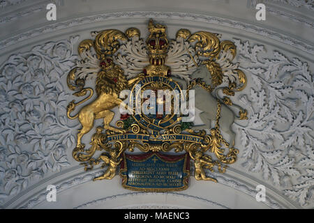 Eine allgemeine Ansicht der RAF Motto während der Gründer, der 100-Jahrfeier der Gründung der Royal Air Force im St Clement Danes Kirche zu gedenken, in London. Stockfoto