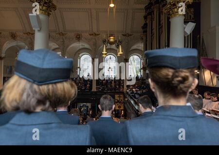 Eine allgemeine Ansicht der Gründer' Day Service, der 100-Jahrfeier der Gründung der Royal Air Force im St Clement Danes Kirche zu gedenken, in London. Stockfoto