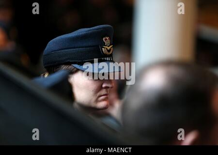 Eine allgemeine Ansicht der Gründer' Day Service, der 100-Jahrfeier der Gründung der Royal Air Force im St Clement Danes Kirche zu gedenken, in London. Stockfoto